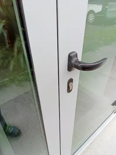 Réparation, rénovation et peinture de porte vitrée, de magasin, baie coulissante autour de Nantes, Angers, Nort sur erdre et Candé, Chateaubriant mais aussi Segré, Ancenis, Varades.