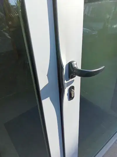 Déformation suite cambriolage avant réparation rénovation et peinture d'une porte vitrée de magasin aux alentours de Nantes, Angers, Rennes mais aussi Petit-mars, Les touches, Ancenis.